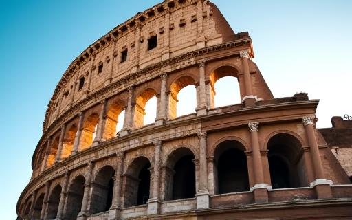 Il Colosseo illuminato dal sole del mattino.
